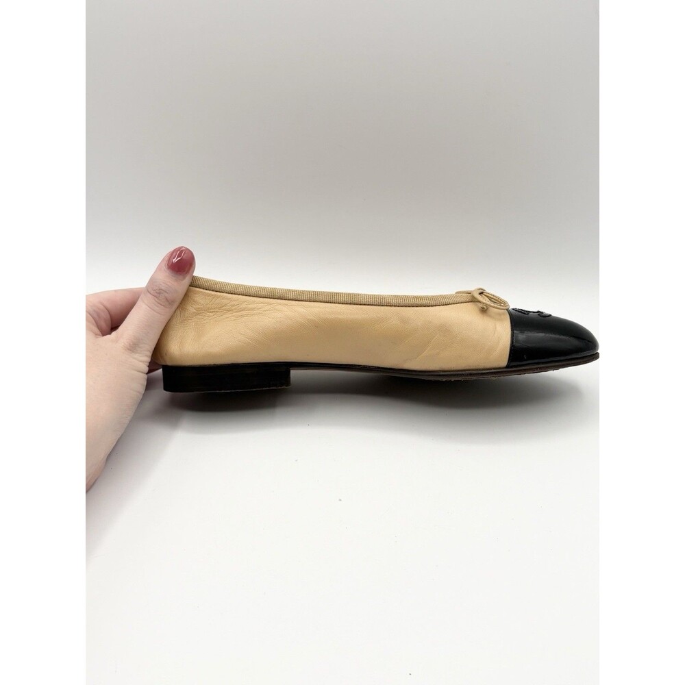 Chanel Beige & Black Cap Toe CC Logo Ballet Flats Bow Accent Size EU 35.5 - Picture 13 of 16